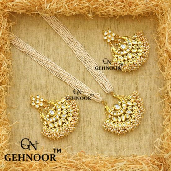 AANVI WHITE NECKLACE