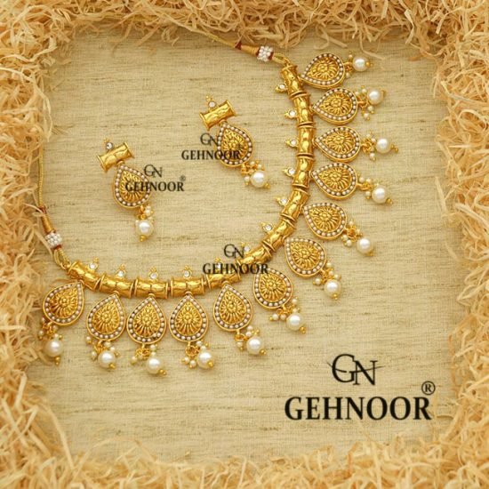 GAGANI WHITE NECKLACE